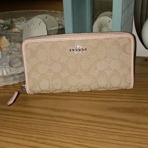 ⬇️ Price Drop ⬇️ Coach wallet